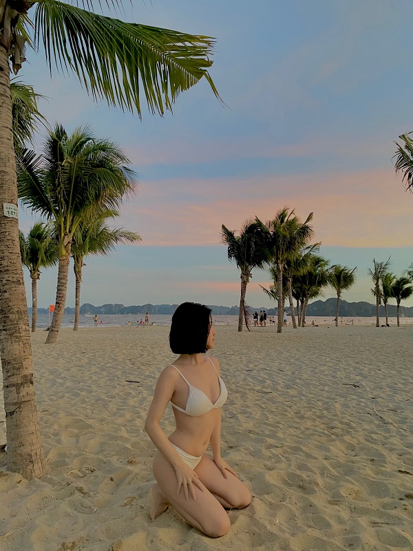 Thân hình trắng hồng, quyến rũ của cô nàng Quỳnh Đinh trong bộ bikini