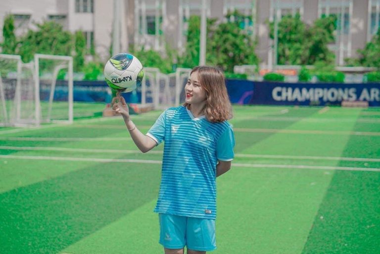 Hotgirl Đỗ Thanh Hoa và niềm đam mê bóng đá bất diệt
