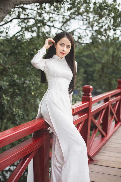 Người mẫu 9x xinh đẹp bên cầu Thê Húc - Hà Nội 