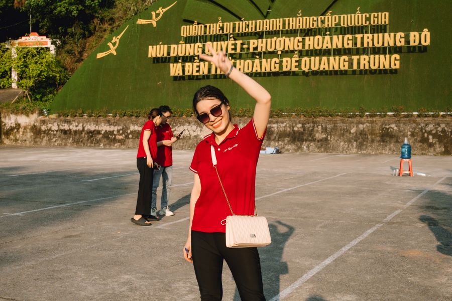 Bạn Nguyễn Thị Hòa rất hào hứng khi tham gia chương trình đi bộ vì môi trường 