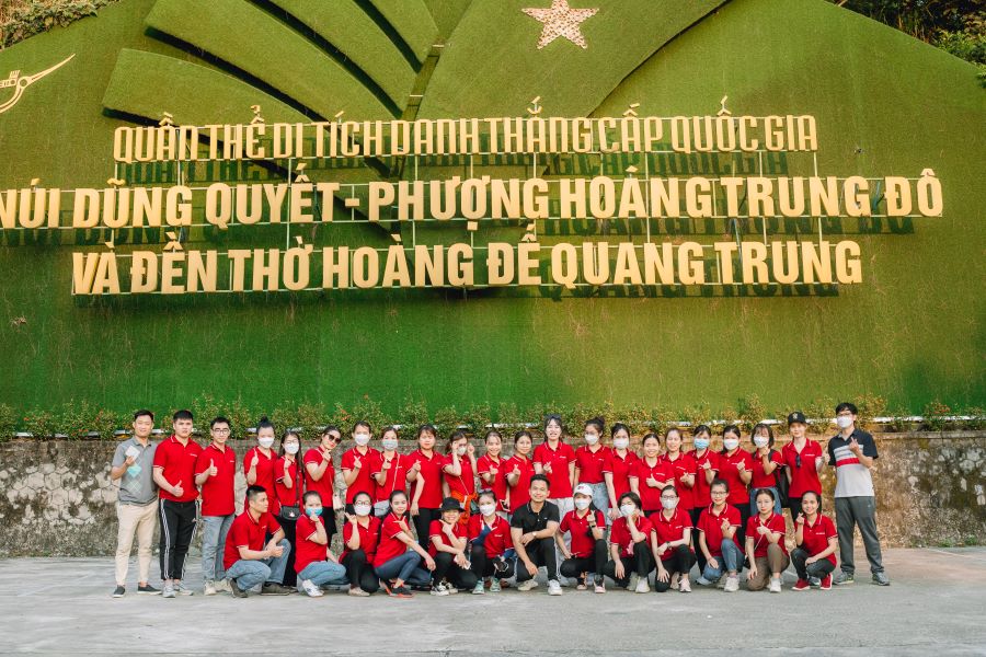 Các thành viên AVE khám phá, tìm hiểu về danh thắng Núi Quyết và Đền thờ Quang Trung 